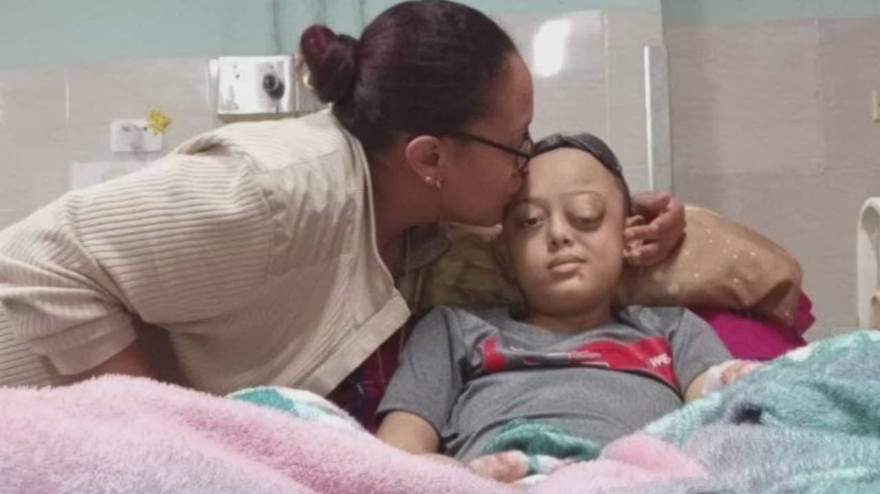 Cubanos llegan con peluches para dar el último adiós al pequeño Damir Ortiz en Hialeah