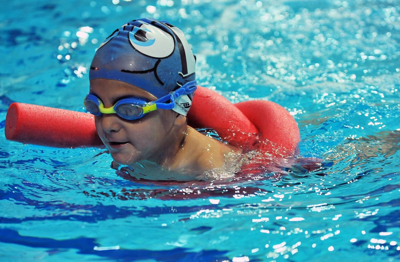 Ten sumo cuidado alrededor de los desagües de la piscina. Enséñale a los niños a nunca jugar o nadar cerca de las salidas de succión. Esto ha causado situaciones en las que los niños han quedado atrapados bajo el agua.