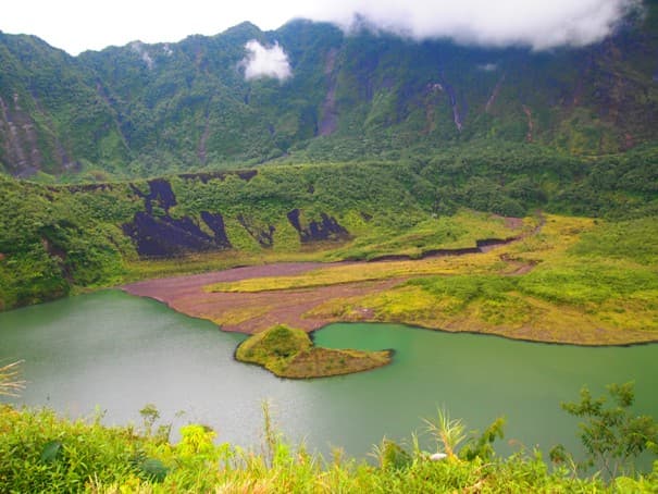 <h3 class="cms-H3-H3">Monte Galunggung, Indonesia</h3>
<br>
<br>El monte Galunggung 
<b>hizo erupción en 1882, matando a 4,011 personas</b> y destruyendo aproximadamente 114 aldeas a su paso. La erupción se clasifica como una VEI-5, que significa Índice de Erupción Volcánica número 5. VEI calcula cuánto material volcánico se expulsa durante una erupción volcánica y cuánto dura el proceso. El Monte Galunggung se encuentra en el Cinturón de Fuego del Pacífico en Java Occidental, Indonesia. La montaña, comúnmente llamada estratovolcán, se asemeja a una herradura con una altura de 2.2 metros sobre el nivel del mar.
<br>