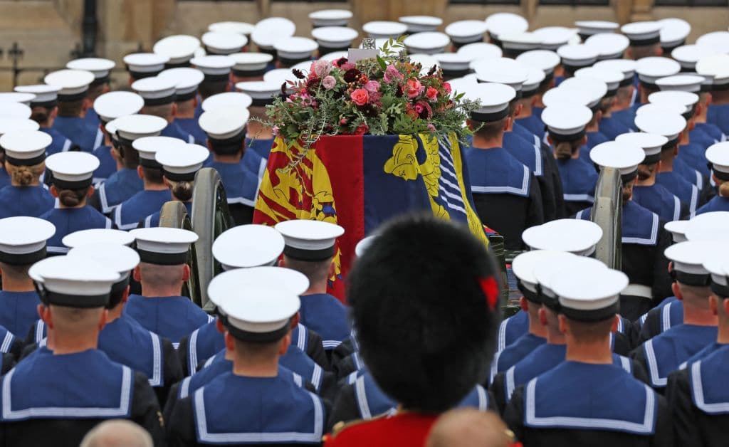 <h3 class="cms-H3-H3">Un carro que no fue llevado por caballos</h3>
<br>
<br>El féretro de 
<a href="https://www.univision.com/noticias/mundo/en-vivo-funeral-estado-reina-isabel-ii-streaming">la reina Isabel II</a> fue trasladado hasta la Abadía de Westminster, lugar de su funeral, en una '
<b>cureña'</b>, un histórico carro de la Marina Real reservado para funerales de Estado. ¿Por qué no fue tirado por caballos? La tradición de la 'cureña' data de 1901, por el funeral de la reina Victoria, cuando el carro era llevado por caballos que estaban 'asustados' al punto que se temió que hicieran caer el féretro, indican medios.
<br>
<br>Por ello, explica el medio británico BBC, desde entonces es llevado por marinos de la Marina Real. El carro tiene 123 años de antigüedad y ya ha trasladado los féretros de cinco monarcas en total: 
<b>Victoria, Eduardo VII, Jorge V, Jorge VI e Isabel II</b>.