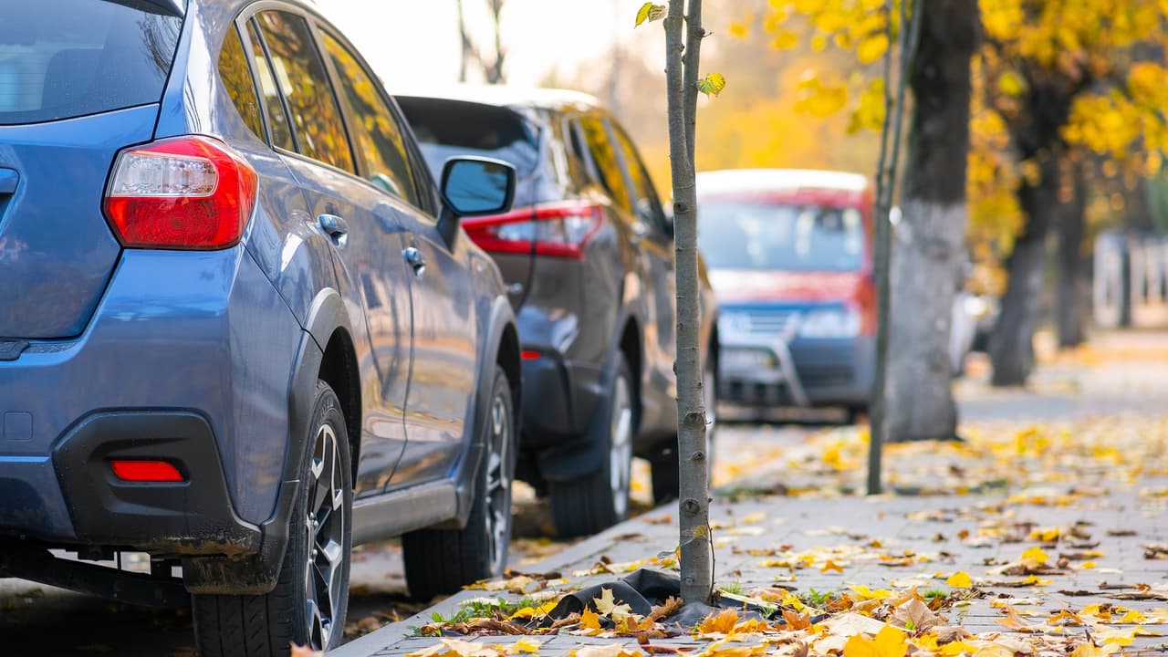 Nueva ley en California prohíbe estacionar a 20 pies de las esquinas: qué dice y cuánto es la multa