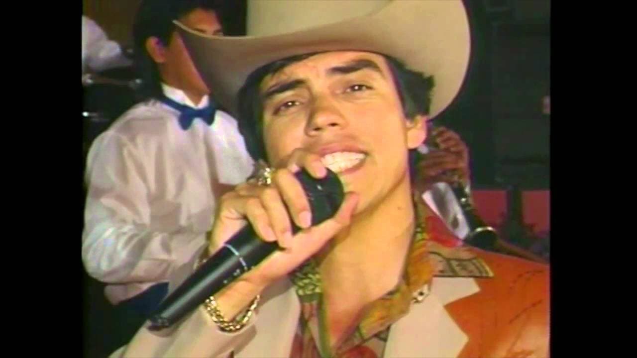 El 16 de mayo de 1992 el mundo grupero se cimbró al enterarse del 
<b><a href="https://www.univision.com/entretenimiento/las-ultimas-horas-de-chalino-y-adan-sanchez-padre-e-hijo-unidos-por-su-tragica-muerte" target="_blank">asesinato del cantante de narcocorridos Chalino Sánchez</a></b>. Luego de su muerte circularon muchos rumores sobre quién fue la persona que lo mandó matar, y aunque en su momento se dijo que la policia seguía el rastro de los asesinos, esto nunca se confirmó.