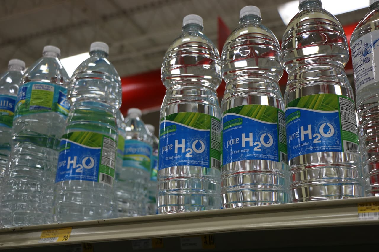 El suministro de agua de los Estados Unidos probablemente no se verá afectado por el coronavirus, pero si vives en un área con acceso limitado a los suministros, deberias comprar lo suficiente para durar una cuarentena de 14 días.