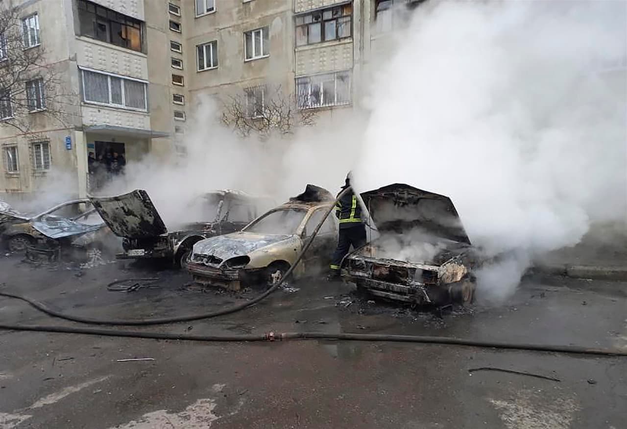 El ataque ruso de esta mañana contra Járkov se produce un día después de que las fuerzas rusas bombardearon un barrio residencial, c
<b>ausando la muerte de al menos nueve personas, incluida una familia de cinco miembros que fueron quemados vivos en su auto, </b>según el alcalde de la ciudad, Igor Terekhov.