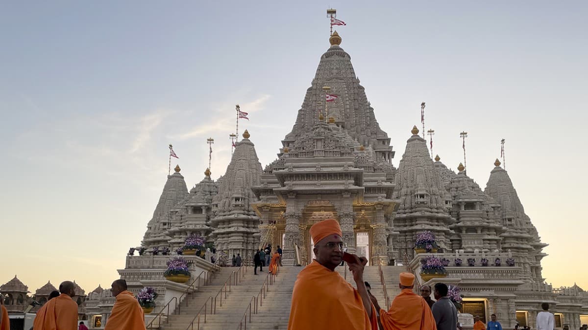 Este es el BAPS Swaminarayan Akshardham, el templo hindú más grande fuera de la India en la era moderna, 
<b>ubicado en Robbinsville, Nueva Jersey</b>. Fue construido con mármol de Italia y piedra caliza de Bulgaria, tallado por artesanos en la propia India.