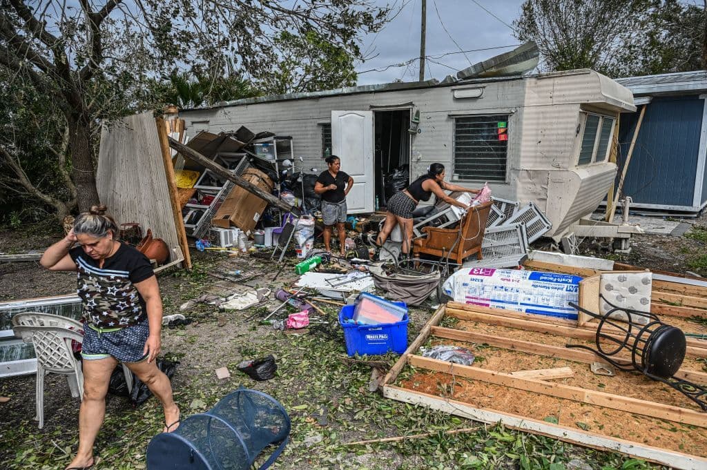 <b><a href="https://www.univision.com/noticias/huracanes/huracan-ian-se-disipa-aumentan-muertes-florida">Los estragos del huracán Ian </a></b>
<br>
<br>El 28 de septiembre, Ian tocó tierra en la costa oeste de Florida como un poderoso huracán categoría 4, al adentrarse en la península y se convirtió en tormenta tropical dos días después, antes de disiparse. En medio del azote, que dejó pérdidas económicas incalculables y al menos 54 muertos, una embarcación con 27 migrantes cubanos se hundió en el mar, mientras que un reportero rescató a una enfermera que quedó atrapada dentro de su auto en medio de una inundación ocasionada por las fuertes lluvias. 
<br>