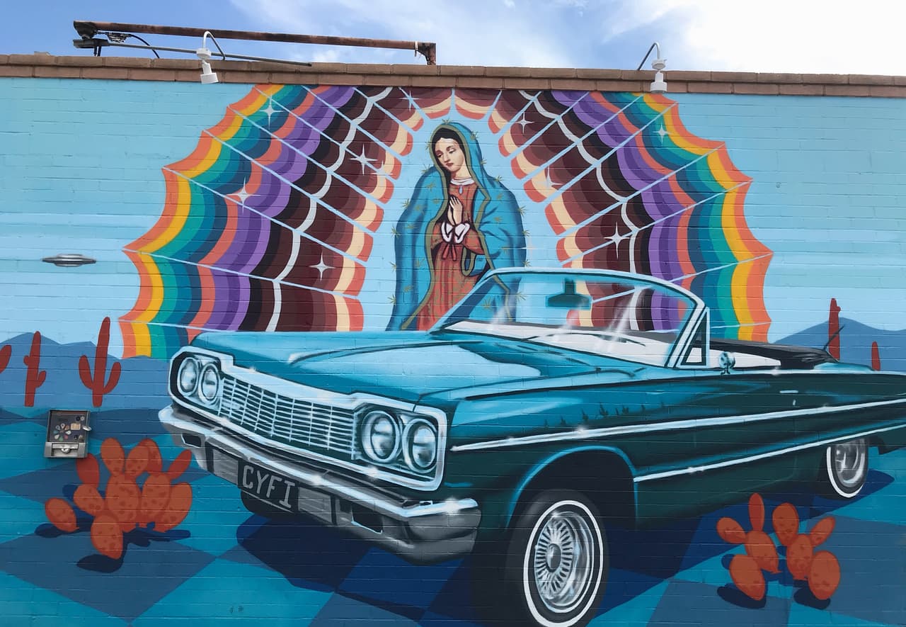 El mural “
<i>Serape Sunrise</i>” se encuentra en el 
<a href="https://goo.gl/maps/GMAyDs82cMXvVgxQA" target="_blank">4610 S. 12th Avenue. </a>
<br>
<br>
<br>Artista: Rock “CyFi” Martínez
<br>