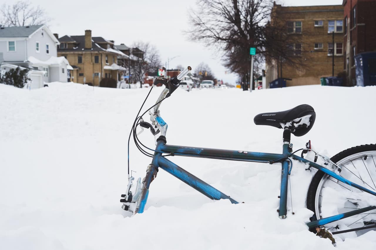 El 
<a href="https://www.univision.com/noticias/estados-unidos/tormenta-invernal-eeuu-hogares-viajes-navidad-muertos-buffalo">alcance de la tormenta ha sido casi sin precedentes</a>, extendiéndose desde los Grandes Lagos cerca de Canadá hasta el Río Grande a lo largo de la frontera con México. Alrededor del 60% de la población de EEUU se enfrentó a algún tipo de aviso o advertencia meteorológica invernal, y las temperaturas cayeron drásticamente por debajo de lo normal desde el este de las Montañas Rocosas hasta los Apalaches, dijo el Servicio Meteorológico Nacional.