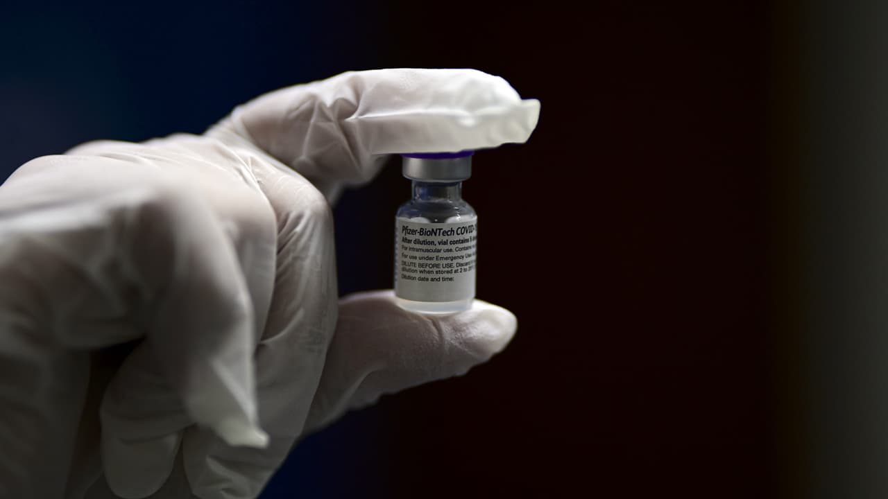 Dueña de farmacia se declara culpable por vacunar contra covid-19 a menores de 12 años