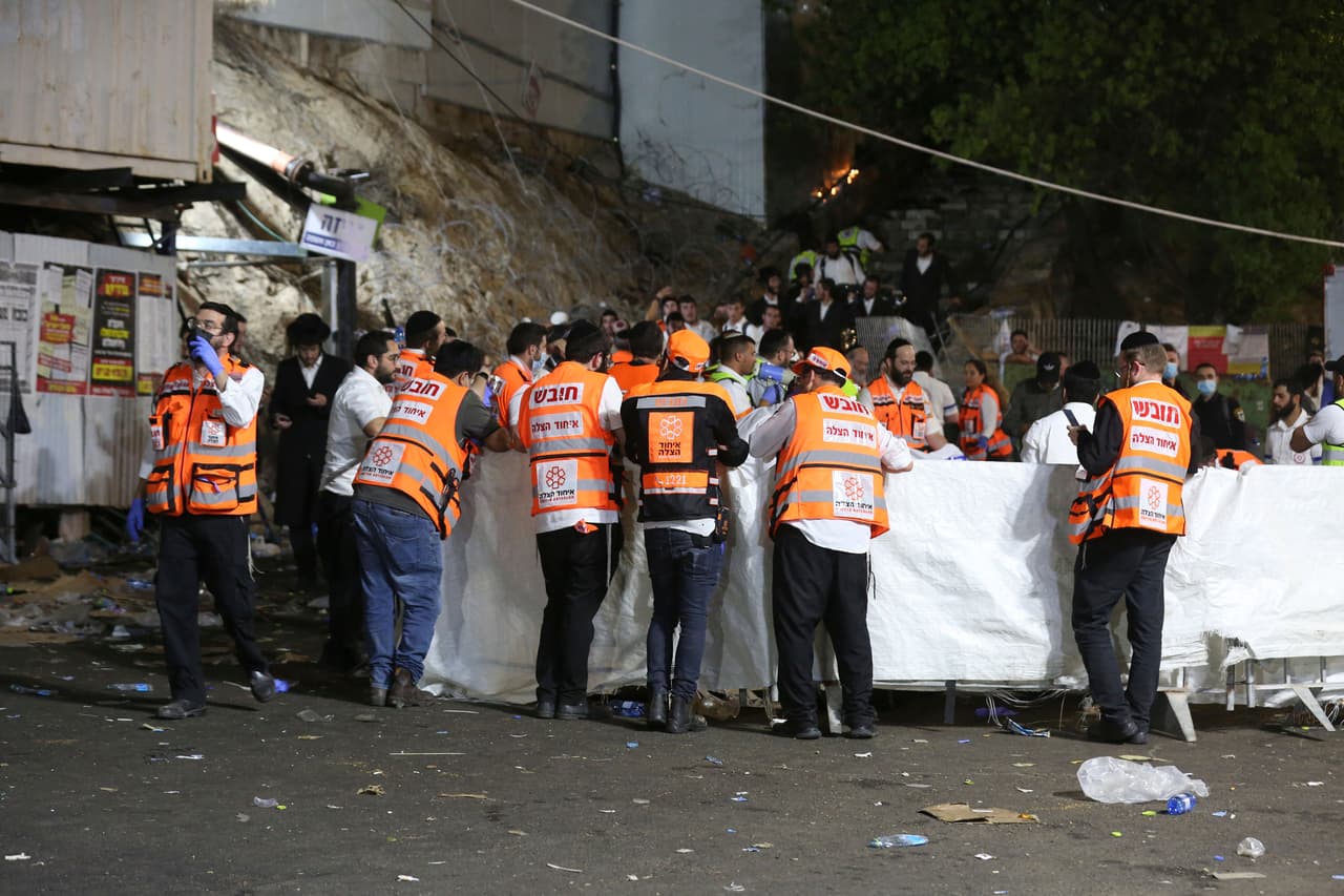 El periódico israelí 
<i>Haaretz</i> precisó que el accidente ocurrió cuando la policía intentaba evacuar a miles de personas a través del estacionamiento y estaciones de transporte público luego de cerrar la entrada principal del sitio donde ocurrió la tragedia.