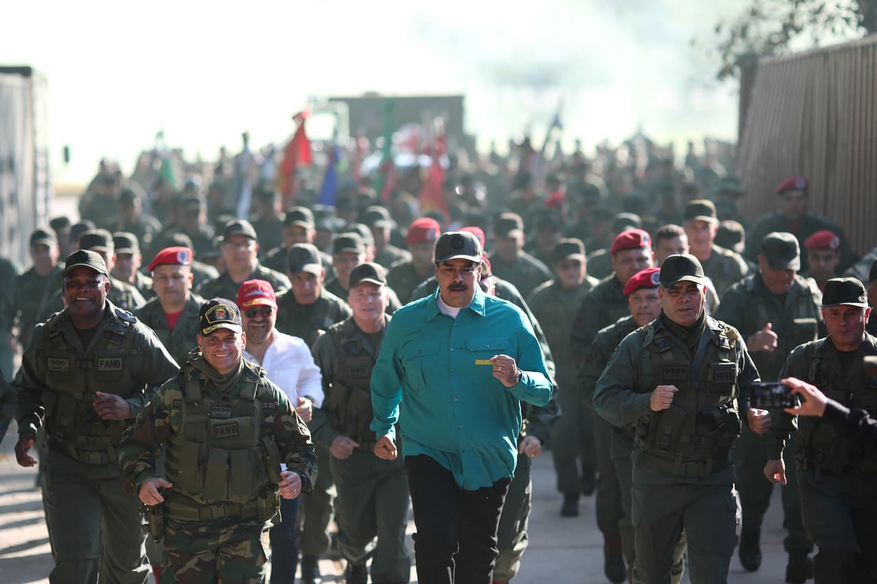 El gobernante venezolano, 
<b><a href="https://www.univision.com/temas/nicolas-maduro">Nicolás Maduro</a></b>, recurrió de nuevo al ejército para mostrar que sigue contando con el apoyo de sus altos mandos frente al movimiento liderado por Juan Guaidó. El 27 de enero, poco después de que Guaidó se proclamase presidente interino y fuese respaldado por medio centenar de países, Maduro participó en un ejercicio militar en Valencia (Carabobo). El mandatario también se rodeó de militares después del frustrado 
<b><a href="https://www.univision.com/noticias/america-latina/guaido-rodeado-de-militares-llama-a-los-venezolanos-a-las-calles-el-cese-de-la-usurpacion-empezo-hoy">levantamiento</a> </b>en su contra el 30 de abril.