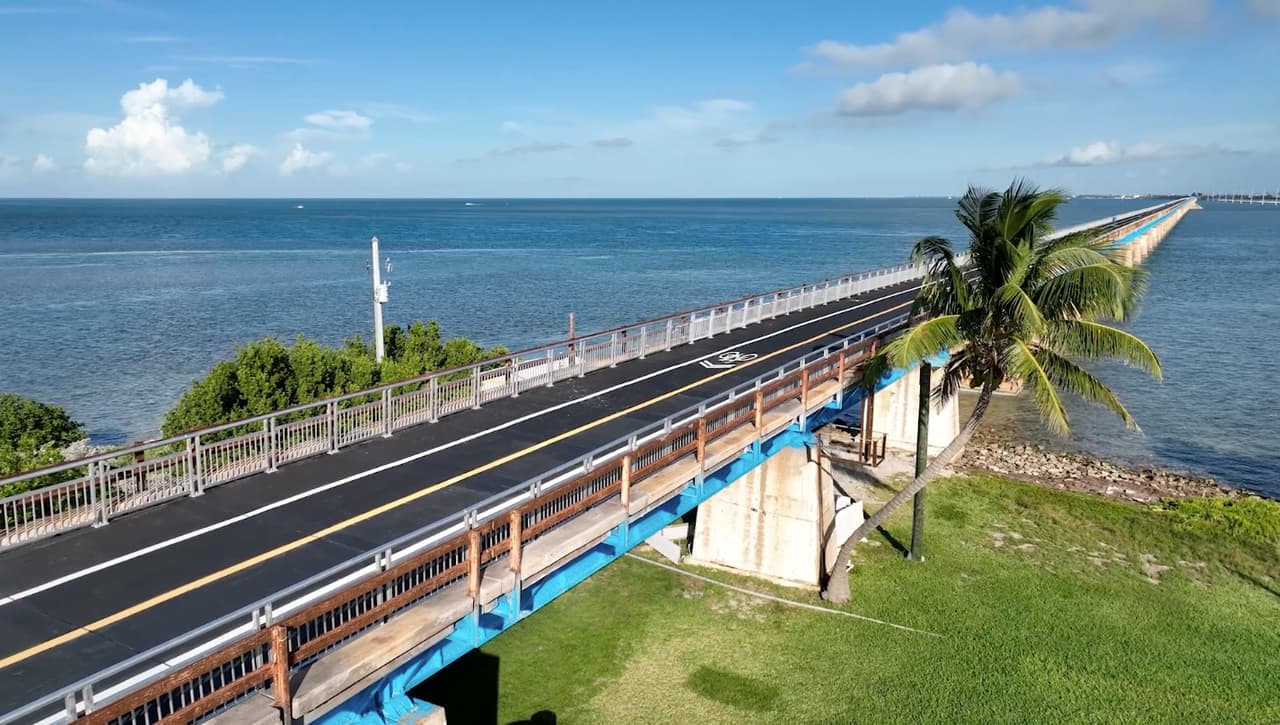 El puente fue parte de la construcción de una vía de ferrocarril que conectó cada uno de los Cayos con Florida continental. Y en 1938 fue transformado para servir a automóviles. 
<br>