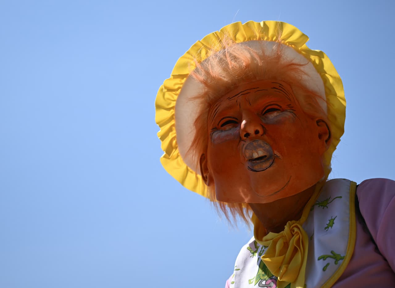 En honor al Primero de Mayo, día que recuerda internacionalmente a los trabajadores, miles de personas salieron a protestar en EEUU y en el mundo. Y uno de los temas comunes de las protestas han sido referidos a las políticas del presidente Donald Trump. 
<br>
<br>Un manifestante con una máscara de Donald Trump, durante una marcha de la coalición May Day Strong en Washington DC.