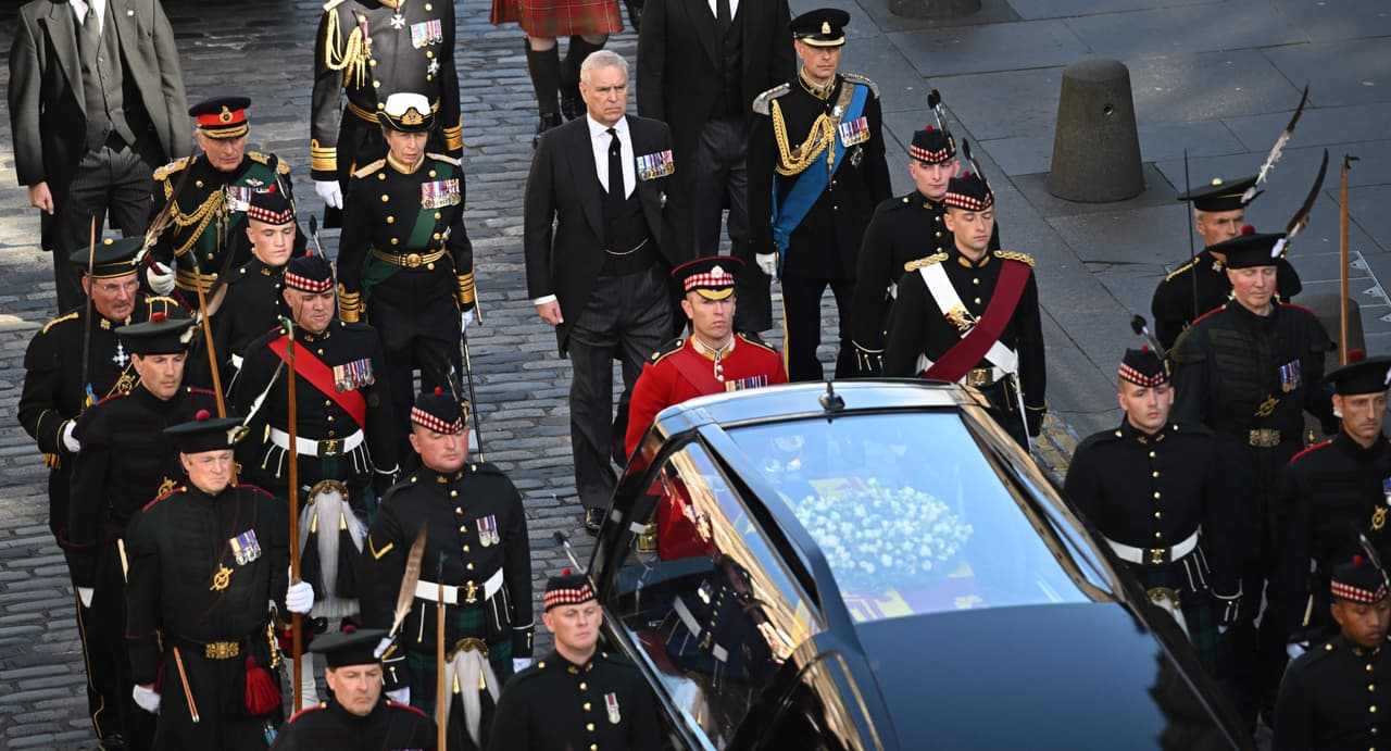 El rey Carlos III, flanqueado por sus hermanos, caminaron en procesión detrás del ataúd de la reina Isabel II. 
<br>
<br>