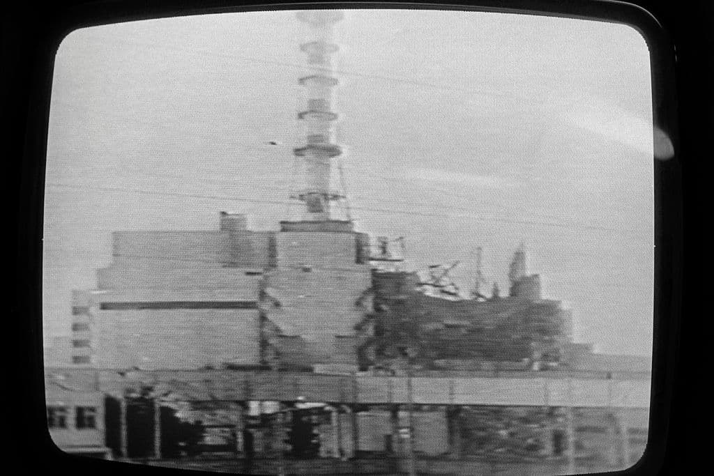 El gobierno soviético minimizó la explosión en los momentos sucesivos. Incluso, las primeras fotografías del lugar 
<b>fueron captadas 24 horas depués de ocurrido el incidente</b>; las imágenes de televisión, cuatro días después de que quedaran expuestas miles de personas a la radiación.