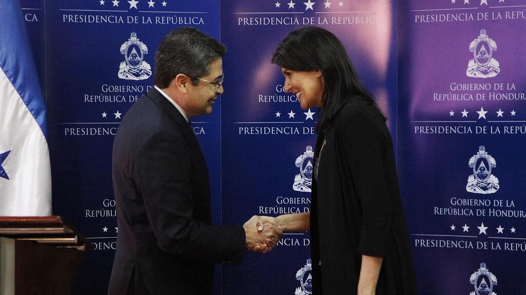 El presidente de Honduras, Juan Orlando Hernández, estrecha la mano de la embajadora de Estados Unidos ante las Naciones Unidas, Nikki Haley, antes de hablar con la prensa en Tegucigalpa, el 27 de febrero de 2018. Haley visitó Honduras poco después de que Hernández fuera reelegido en un segundo mandato a pesar de las violentas protestas callejeras por un supuesto fraude electoral. Haley agradeció a Hernández después de que Honduras fuera uno de los nueve países que votaron en contra de la resolución de la Asamblea General de la ONU que rechazaba el reconocimiento del presidente Donald Trump de Jerusalén como capital de Israel.