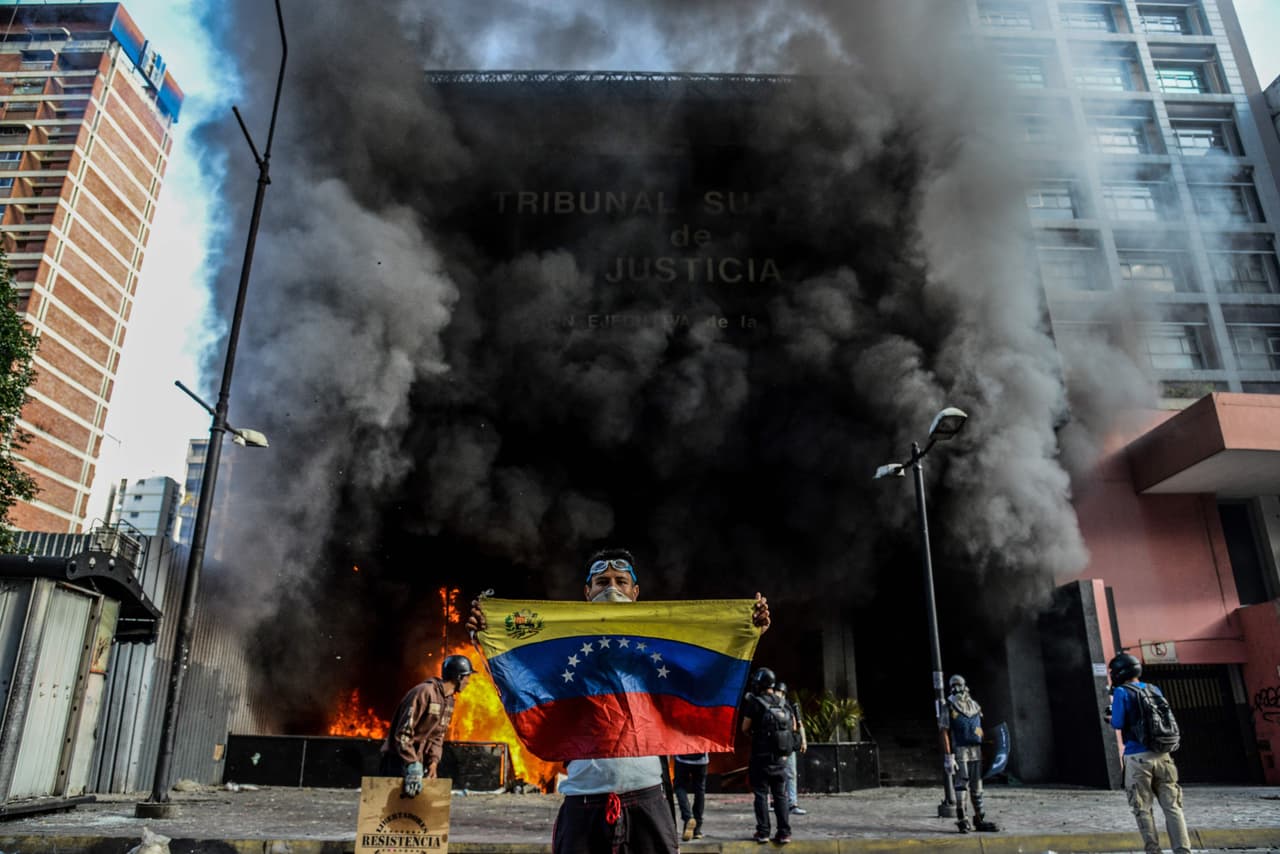 <h2 class="cms-H2-H2">Venezuela</h2>
<br>
<br>Otra nación latinoamericana que se sitúa en el nivel 4 de alerta según el Departamento de Estado es Venezuela. Entre los riesgos a los que un viajero se enfrenta, según el gobierno estadounidense, está el crimen, disturbios en las calles, una frágil infraestructura médica, secuestro y 
<a href="https://www.univision.com/noticias/america-latina/tribunal-de-venezuela-condena-a-prision-a-seis-ejecutivos-estadounidenses-de-citgo">el arresto y detención de ciudadanos estadounidenses sin la garantía de un juicio</a> que respete el debido proceso. 
<br>
