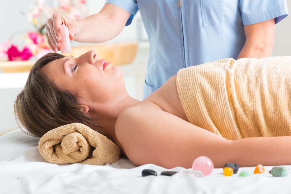 <i>Esto no tiene que ver nada ni con hechicerias, ni brujerías, ni magia negra o ritual extraño antinatural,</i> es un hermoso trabajo de armonización del Ser interno que renueva y equilibra ayudándonos a concentrar nuestra energía en lo positivo, lo bueno, lo mejor es un 
<i>intercambio de energía.</i>
<br>