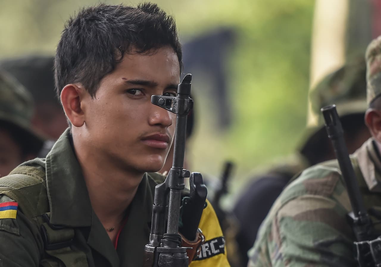 Un joven recluta de las FARC escuchó una clase sobre el proceso de paz en un campamento guerrillero, en febrero de 2016. Los rebeldes ahora reciben charlas sobre como podría ser su vida cuando dejen las armas.
<br>