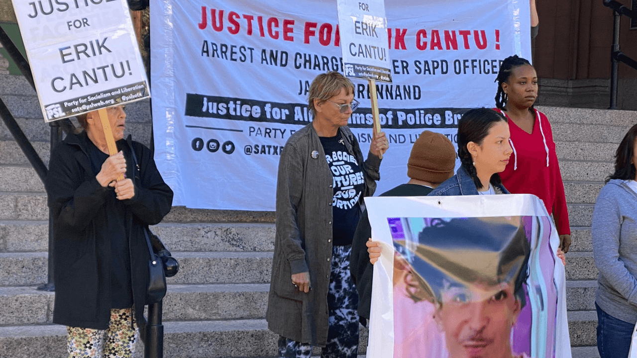 Una vez que Erik estaba baleado, él preguntó por su mamá, dijo Veronica, de acuerdo con un video que aún no ha sido liberado al público. Eric Cantú, padre del joven, compartió que el oficial lo llevó al hospital.
<br>
<br>“(No había) ninguna humanidad detrás de su voz. Lo dejó en el Hospital Universitario y le dijo a su sargento ‘oh, él estará bien. Va a estar bien’”, presuntamente dijo el oficial, dijo el padre de Erik.
