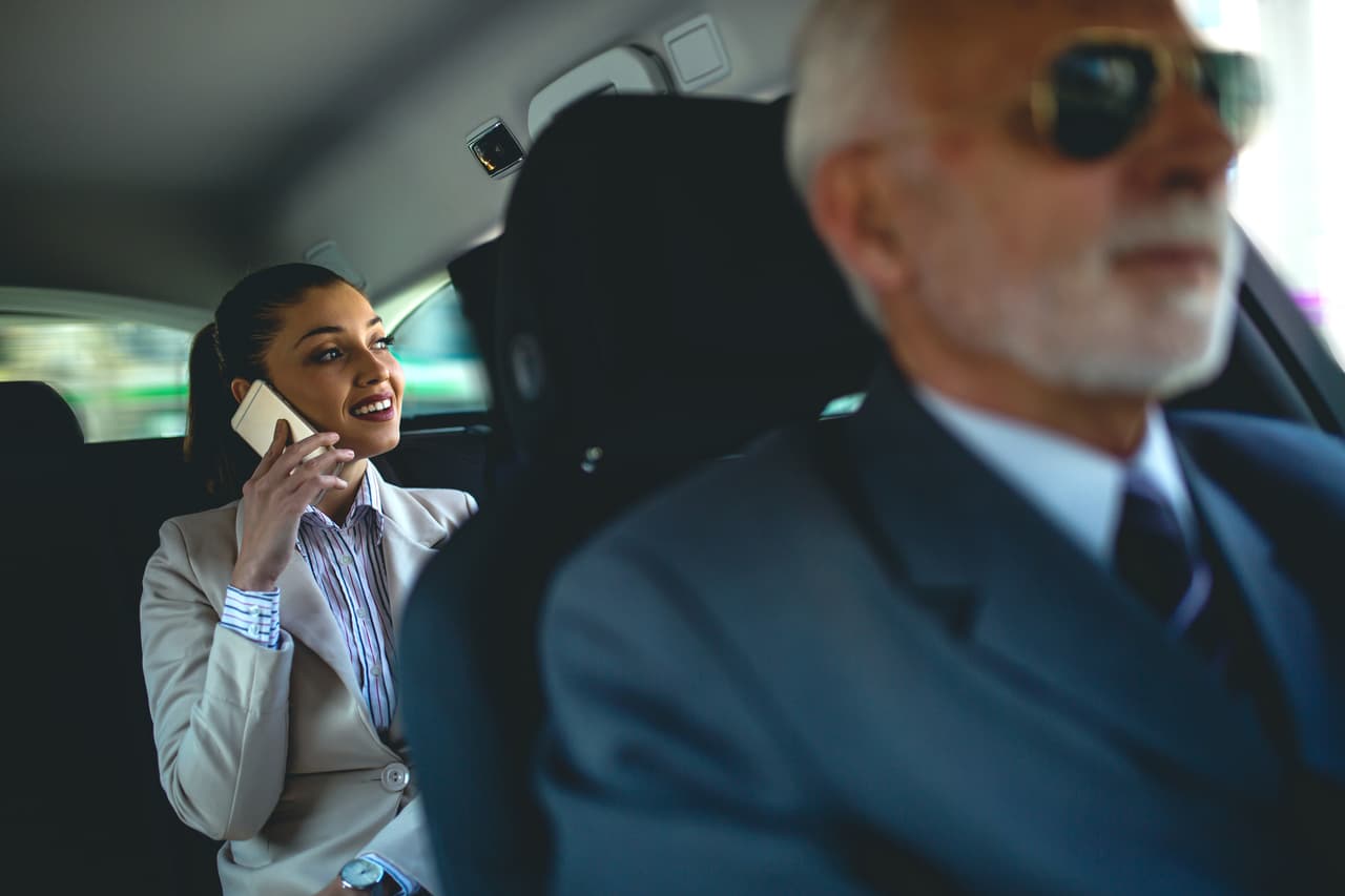 <b>Puesto 25. Conductores y choferes (empate).</b>
<br>
<br>Salario anual promedio: 31,512 dólares
<br>
<br>Número total de trabajadores en 2020: 57,000.
<br>
<br>Proyección del cambio en la cantidad de personas en este empleo de 2019 a 2029: no hay datos disponibles.
<br>
<br>Empleados en este oficio con licenciatura universitaria: no hay datos disponibles.
<br>
<br>En general, los trabajadores en empleos mal pagados tienden a ser los más jóvenes. Sin embargo, los conductores y choferes están entre los trabajadores de mayor edad en Estados Unidos, su edad promedio es de 51.7 años.
<br>