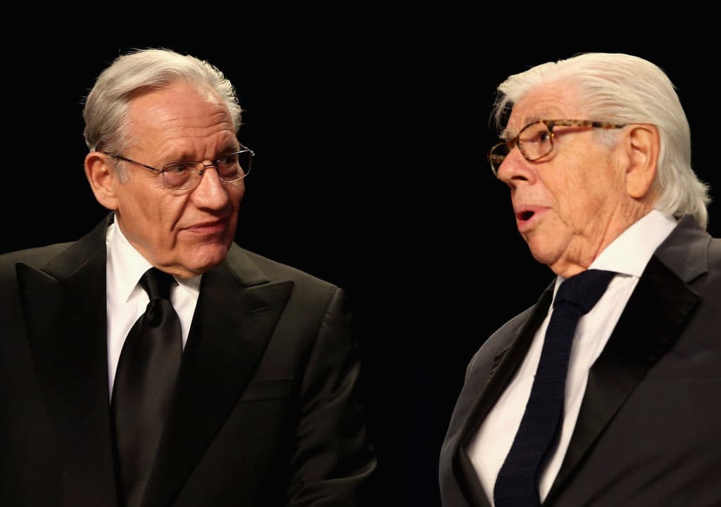 <a href="https://www.univision.com/noticias/politica/las-cuatro-cosas-que-diferencian-al-libro-de-bob-woodward-de-otros-sobre-la-casa-blanca-de-donald-trump">Carl Bernstein y Bob Woodward</a>, los dos periodistas del 
<i>Washington Post </i>que desempeñaron un papel fundamental en destapar el escándalo y la caída de Nixon, han escrito un nuevo prólogo para su emblemático libro 
<i><b>Todos los hombres del presidente</b></i> estableciendo paralelismos con Trump. Sugieren que la incitación de Trump a una turba para marchar hacia el Capitolio constituyó 
<b>"un engaño que superó incluso la imaginación de Nixon"</b>. "Por definición legal esto es claramente sedición (...) así Trump se convirtió en el primer presidente sedicioso de nuestra historia", sostienen. 
<br>