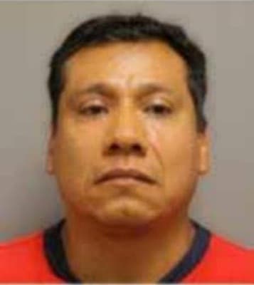 <h3 class="cms-H3-H3">Alfonso Angel Diaz-Juarez </h3>
<br>
<br>Este mexicano nacido hace 52 años 
<b>está acusado de conspiración de tráfico sexual </b>y de conspiración para albergar a extranjeros ilegales en Estados Unidos. 
<br>
<br>Trabajador en el ramo de la construcción, Díaz fue acusado con otros 13 co-conspiradores de dirigir una organización internacional de tráfico sexual y se le considera como 
<a href="https://www.fbi.gov/wanted/human-trafficking/alfonso-angel-diaz-juarez" target="_blank">una de las personas más violentas de dicho grupo</a>,
<b> además de que es el único que continúa prófugo. </b>
<br>
<br>La agencia dice que Díaz participó 
<b>en operaciones de tráfico sexual desde 1999 hasta 2013</b>, utilizando proxenetas para suministrar mujeres y niñas a burdeles y cantinas de otros involucrados en la organización. 
<br>
<br>El mexicano habría usado la fuerza y fraude para mantener encerradas 
<b>a jóvenes y niñas en el área de Houston, Texas. </b>
<br>
<br> El FBI está ofreciendo
<b> una recompensa de hasta 50,000 dólares</b> por información que conduzca a su arresto.
<br>