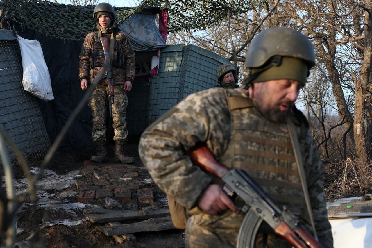 Hombres de las Fuerzas Militares de Ucrania en la línea del frente con separatistas respaldados por Rusia en la región de Donetsk, este 20 de febrero de 2022. 
<b>Estas dos regiones separatistas prorrusas, Donetsk y Lugansk, cuya independencia reconoció Moscú el lunes, están situadas en la cuenca minera del este de Ucrania.</b>