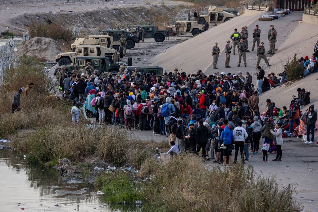 La llegada de los agentes tiene el fin de detener el flujo migratorio después de que se dio a conocer que seguirá vigente el Título 42, a raíz de una decisión de la Corte Suprema el lunes por la tarde, que 
<a href="https://www.univision.com/noticias/inmigracion/corte-suprema-estados-republicanos-piden-fin-titulo-42">dio la razón a 19 estados republicanos</a> que pidieron mantener la política para frenar la entrada de migrantes.