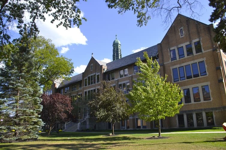 St. Joseph Academy, una escuela católica en Cleveland, es una de las tres escuelas que más se benefician de los dólares de vales en Ohio. Los vales convencionales de Ohio pueden aplicarse a las escuelas laicas y religiosas por igual, pero el 97% va a las escuelas religiosas. 
<a href="https://creativecommons.org/licenses/by-sa/4.0/">CC BY-SA</a>