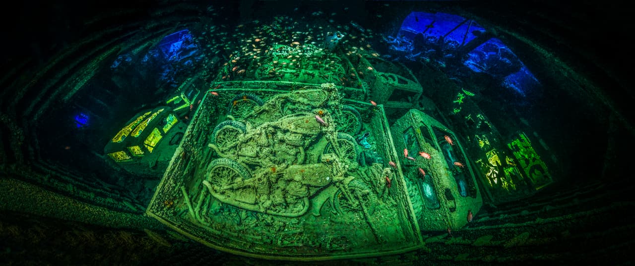 Guerra ciclista - Ganador, Fotógrafo submarino del año 2018 y de la categoría hundimientos. Así quedaron dos motocicletas perfectamente alineadas en la parte trasera de un camión en la plataforma de carga del navío militar británico hundido Thistlegorm.