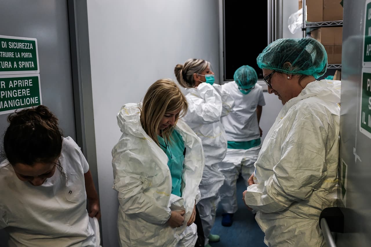 “Mis colegas al momento de colocarse la armadura”, escribió Miranda sobre esta fotografía, tomada el 12 de marzo. La orden general de confinamiento impide al personal del hospital regresar a sus hogares para descansar.