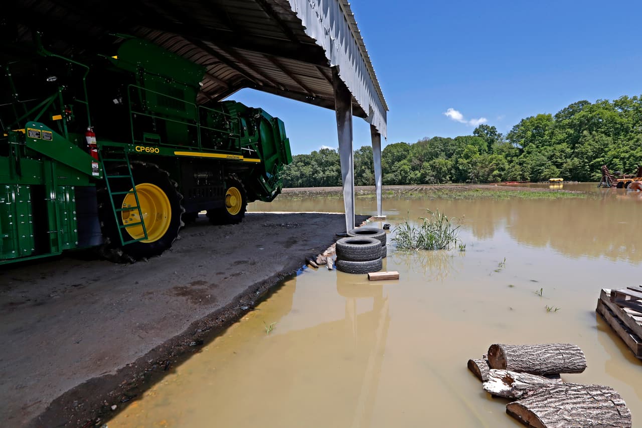 <b>Inundaciones del río Mississippi y las Grandes Llanuras </b>(del 15 de marzo al 31 de julio de 2019). Se registraron inundaciones por el periodo 
<a href="https://disasterphilanthropy.org/disaster/2019-u-s-spring-floods/" target="_blank">más largo</a> desde la Gran Inundación de 1927. Afectaron especialmente a Oklahoma, Missouri, Illinois, Kansas, Arkansas, Kentucky, Tennessee, Texas, Mississippi y Louisiana. Los altos niveles de las aguas dificultaron el tráfico en el río. 
<b>Costo estimado: </b>por determinarse, pero el gobierno calcula que supera los mil millones de dólares. 
<br>