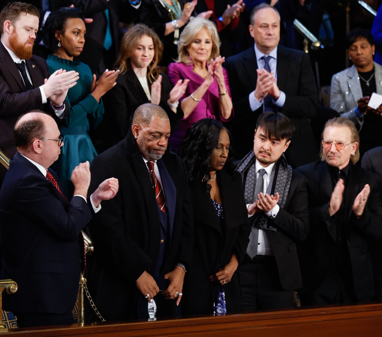 Rodney Wells y RowVaugh Wells (al centro de la imagen) en el momento en que Biden hizo mención a su hijo, 
<a href="https://www.univision.com/noticias/estados-unidos/tyre-nichols-video-muerte-policias-memphis" target="_blank">Tyre Nichols</a>, quien murió tras recibir una brutal golpiza a manos de un grupo de policías de Memphis. 
<br>
<br>Al referirse al hecho, Biden afirmó: "
<b>No hay palabras para describir la angustia y el dolor de perder a un hijo</b>. Pero imagina lo que es perder a un hijo a manos de la Ley”.