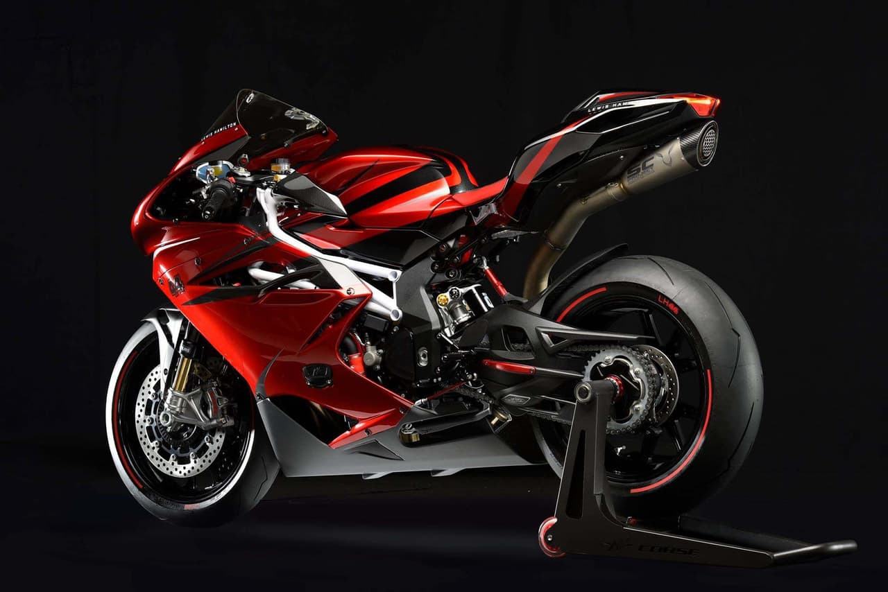 MV Agusta destaca el parabrisas opaco como el primero de este tipo en ser instalado en sus máquinas de producción.