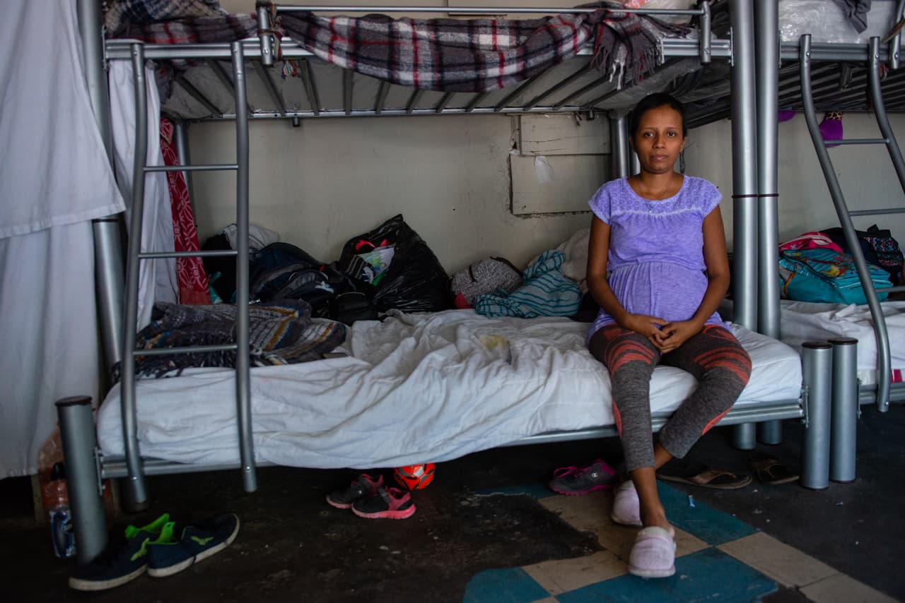 Jiménez comparte el nivel inferior de una litera con su esposo en el refugio. "Es difícil dormir porque los bebés se mueven mucho y me mantienen despierta toda la noche", dijo. La comida no está garantizada en el refugio, por lo que su esposo trabaja cortando cabello para poder comprar un poco más. "Tengo antojos, pero no tenemos dinero para una nutrición adecuada", agregó.