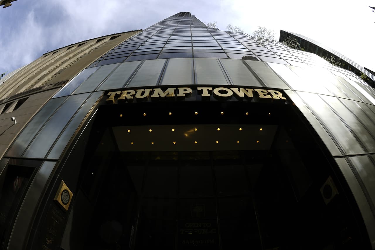 <b>Trump Tower. Nueva York, NY. </b>Ubicada en la quinta avenida de Manhattan, fue el cuartel general de la campaña presidencial y allí se encuentra la sede de la Organización Trump. Por su vestíbulo desfilaron decenas de candidatos a ocupar puestos en el equipo de gobierno, desde su victoria electoral el 8 de noviembre. La residencia personal de Donald Trump, donde vive junto a su esposa Melania y su hijo Barron, queda en el pent house del edificio.