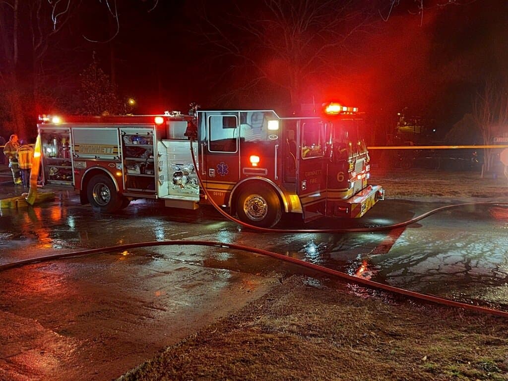 Según los bomberos, cuando los rescatistas llegaron, encontraron que las llamas salían del techo de la casa.