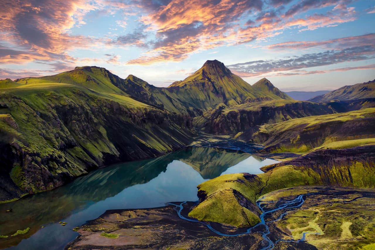 <h2 class="cms-H2-H2">3. Islandia</h2>
<br>
<br>🧳
<b> ¿Qué lugar ocupó en 2022? </b>1.
<br>
<br>🧳 
<b>¿Por qué está en el listado? </b>Islandia es considerado como uno de los países más seguros del planeta. Sus volcanes, géiseres y paisajes ofrecen una experiencia única.
<br>
<br>🧳
<b> ¿De qué tienes que cuidarte si viajas a este país? </b>Conducir puede ser peligroso en este país. Solo un tercio de todos los caminos de Islandia están pavimentados y muchos de ellos son intransitables durante los meses de octubre y abril debido a las bajas temperaturas.
<br>