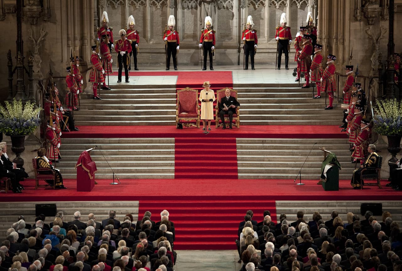 En Londres, el ataúd de la reina será colocado el miércoles en Westminster Hall, el edificio más viejo del complejo del Parlamento británico, donde estará en capilla ardiente por cuatro días a partir del jueves 15 para que sea visitado por los ciudadanos. La fotografía es de cuando precisamente en el Westminster Hall, junto a su marido, celebró su jubileó de diamante en 2012.
