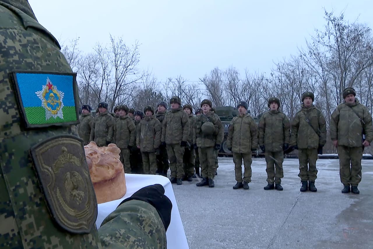 Militares rusos en una ceremonia de bienvenida a un campo de entrenamiento no identificado en Bielorrusia, el 19 de enero. Rusia ha dicho que el despliegue hacia ese país es para participar en un ejercicio militar conjunto.
<br>
<br>Según el documento de inteligencia militar ucraniano, “el territorio de Bielorrusia debe ser considerado como un teatro de operaciones completo que Rusia puede usar para expandir la agresión contra Ucrania”.