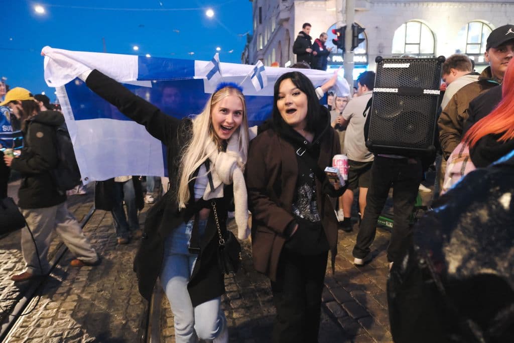 <b>Puesto 1: Finlandia</b>
<br>
<br>➡️ Posición en 2022: 1.
<br>
<br>Por sexto año consecutivo, Finlandia está primero. El país tiene uno de los mejores sistemas educativos del mundo. Es una sociedad con altos niveles de igualdad y se enfoca en la generación de igualdad de oportunidades. 
<br>
<br>Algunos factores que explican 
<b>la alta felicidad de Finlandia así como de los otros países escandinavos, es la confianza social en los gobiernos, el estado de bienestar administrado por esos gobiernos, la baja delincuencia y violencia además de los altos estándares de vida.</b>