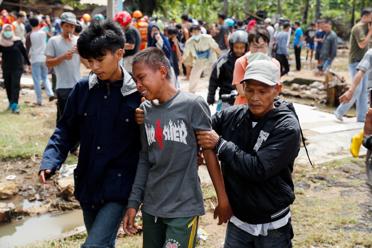 Este adolescente llora por sus familiares desaparecidos durante el momento en que el tsunami golpeó Pandeglang, en Indonesia.