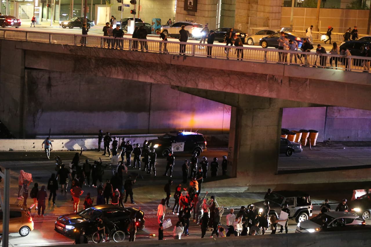Decenas de personas bloquearon la autopista 110 antes de las 7:00 p.m. 
<b>obligando a las autoridades a emitir comunicados para evitar la zona.</b>
