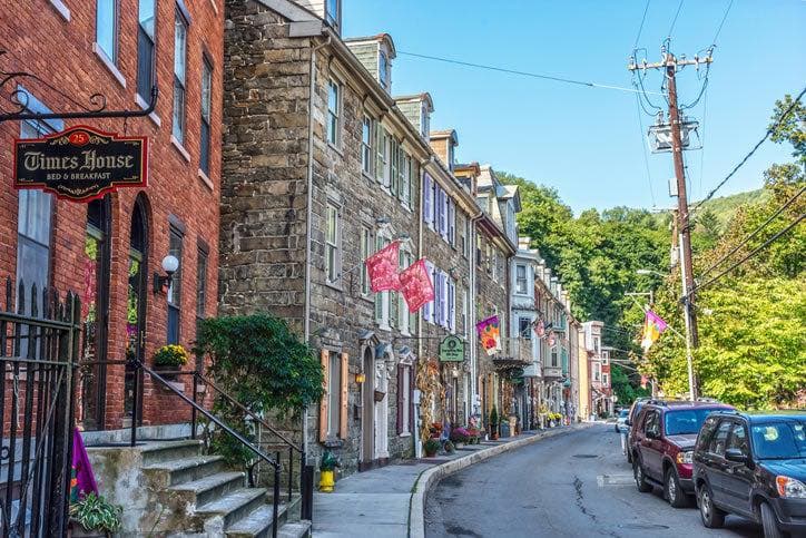 <b>JIM THORPE</b>: Al “pueblito” se le ha llamado la "Suiza de Estados Unidos" porque es montañosa y encantadora. Es un destino popular para aquellos a los que les gustan los deportes como el rafting y el kayak. Es un destino idílico durante todo el año, pero es posible que también desees visitarlo para el festival anual de otoño.