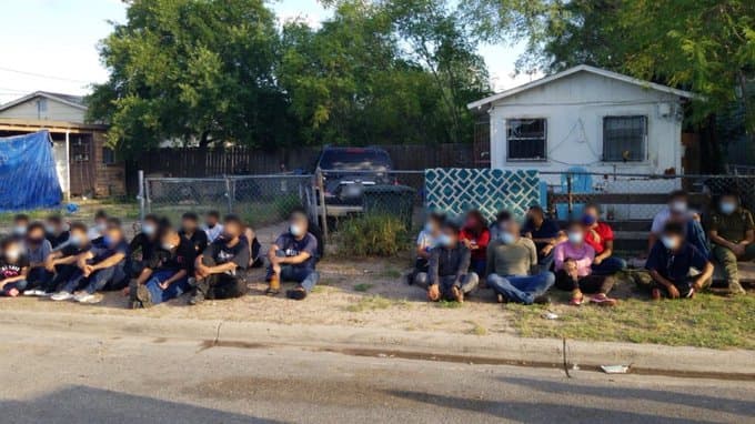 Un operativo policial se realizó el 30 de julio en dos casas de seguridad de una banda de coyotes en Laredo, Texas. Dentro encontraron a 51 indocumentados de México y Guatemala. Inicialmente, la acción se enfocó en una vivienda en la que estaban 14 personas, pero en la misma propiedad descubrieron a otras 37. Se reportó asimismo el arresto de tres traficantes de personas, quienes atendían a los dos grupos mientras esperaban para continuar su viaje hacia el interior de EEUU.