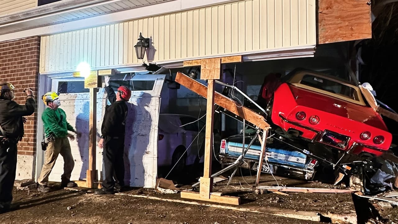 Corvette impacta una casa en New Castle y 'frena' encima de un auto clásico