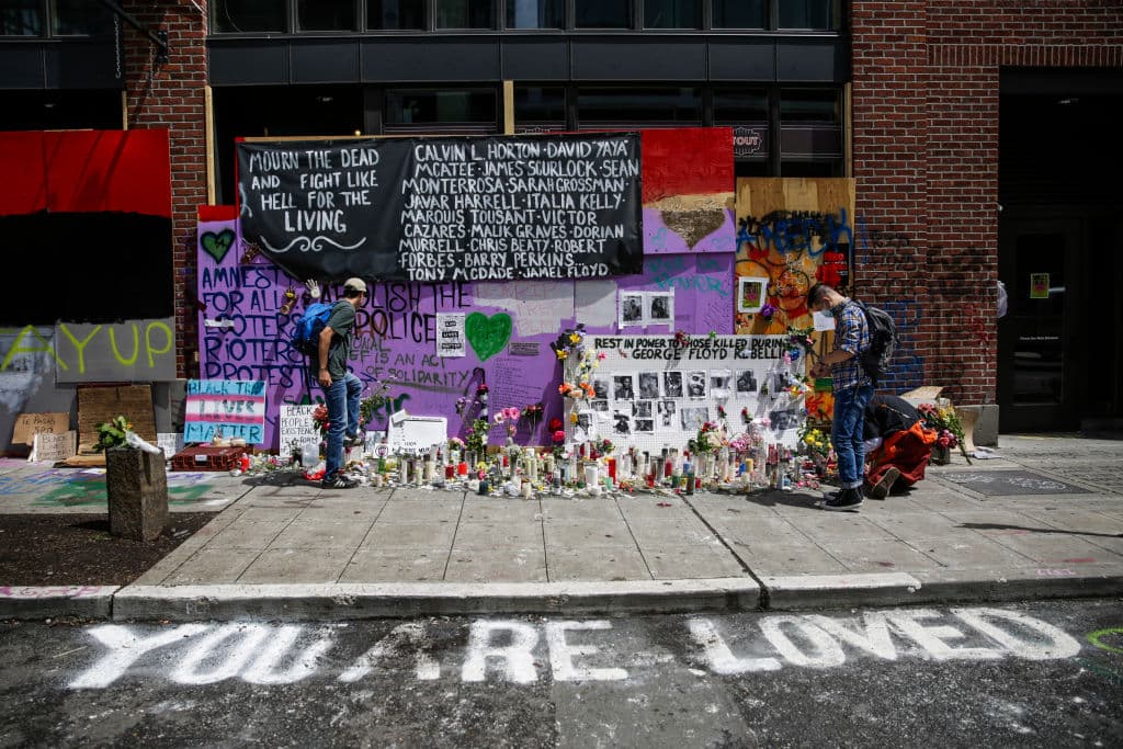 Desde entonces, vigilias y murales en 
<a href="https://www.univision.com/noticias/sucesos/timeline-de-la-muerte-de-george-floyd-lo-que-se-sabe-minuto-a-minuto-gracias-a-varios-videos-video">homenaje a George Floyd y otras víctimas del racismo estructural</a> y la brutalidad policial se han producido en la llamada CHAZ.