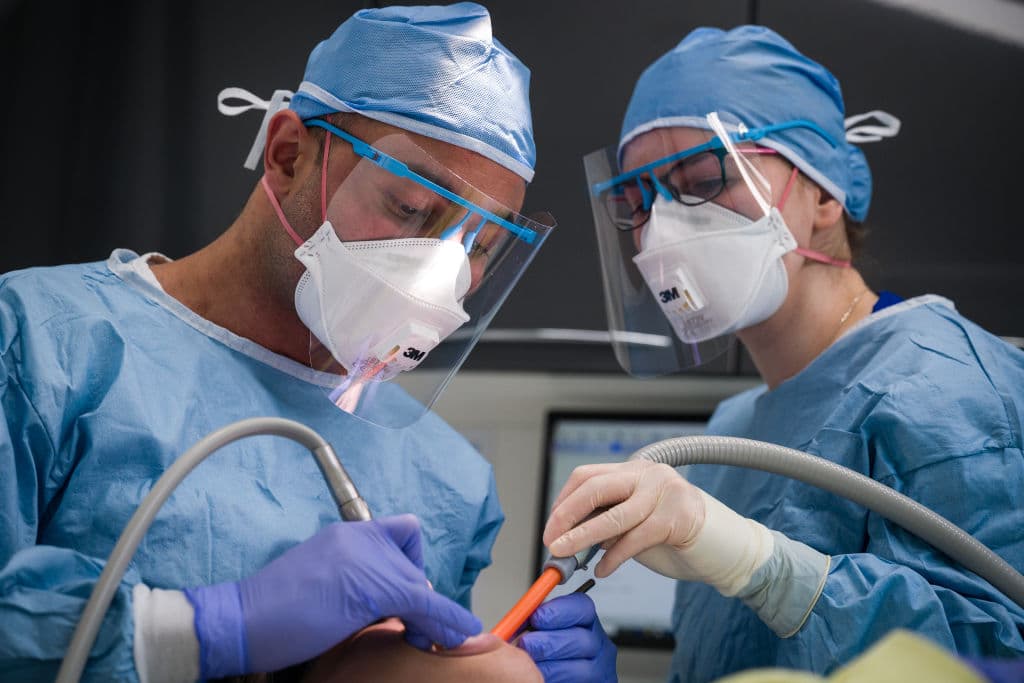 En medio de la pandemia, dentistas vuelven a atender con miedos y dudas