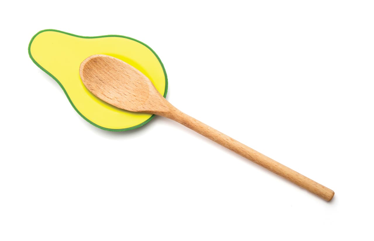 <b>Descansador:</b> el fruto mexicano más famoso, es el tema de este descansador de silicón para utensilios. El diseño simuló el hueco que se forma al retirar la semilla del aguacate, para producir una base ergonómica para que realmente “descansen” sobre él las cucharas auxiliares de cocina.|De venta en: 
<b><a href="http://www.ototodesign.com/">Ototo,</a></b> $16 dólares. 
<br>